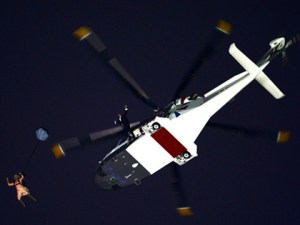 ...la reina de Inglaterra en paracaídas y, en México, Juárez sigue siendo de bronce (foto: agencias)...