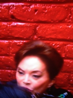 ...elba esther con rojo infierno de fondo...