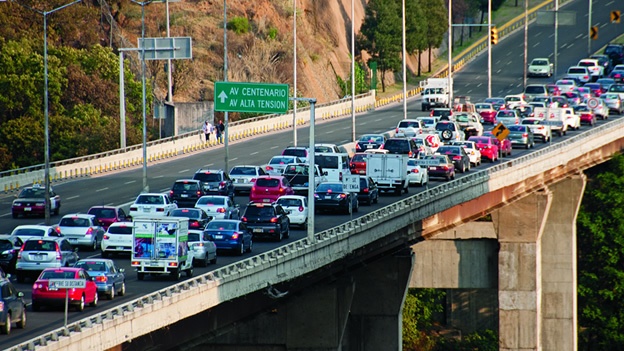 ...el maldito tráfico... (foto: tomada de cnn méxico)