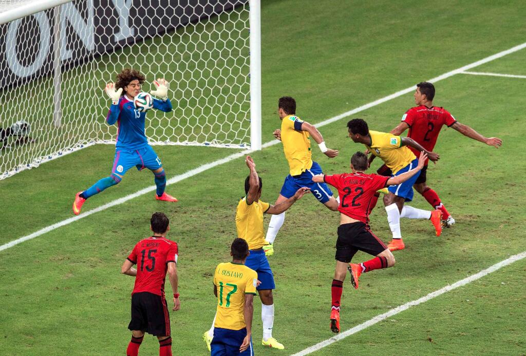 Guillermo Ochoa fue el héroe del partido de la Selección Mexicana ante Brasil durante el Mundial de Brasil 2014.