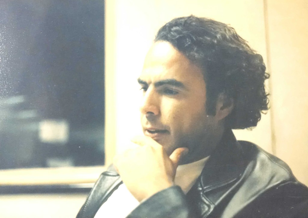 ...esta foto se la tomé a iñárritu ese día en la cabina de reforma.com...