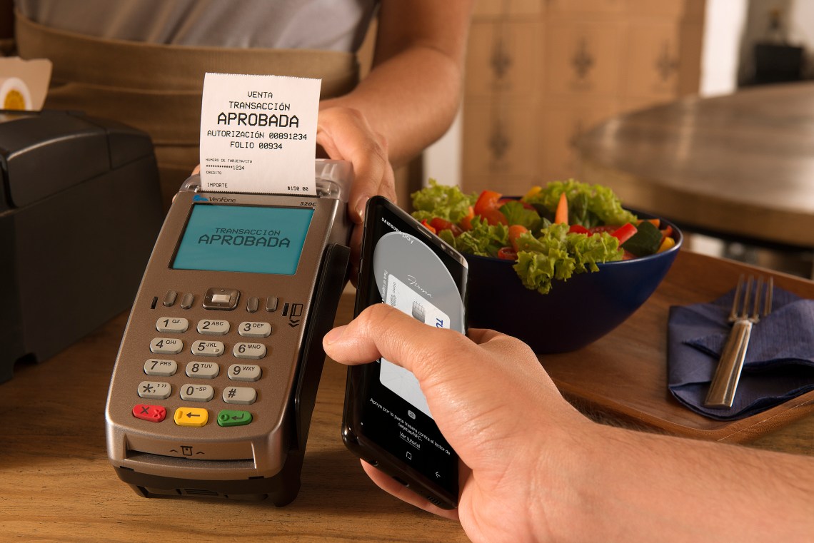 Samsung-Pay-Terminal-S8_MBA85711